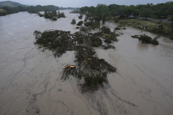 Poplave u Teksasu odnijele najmanje 43 života, traga se za desetinama nestalih