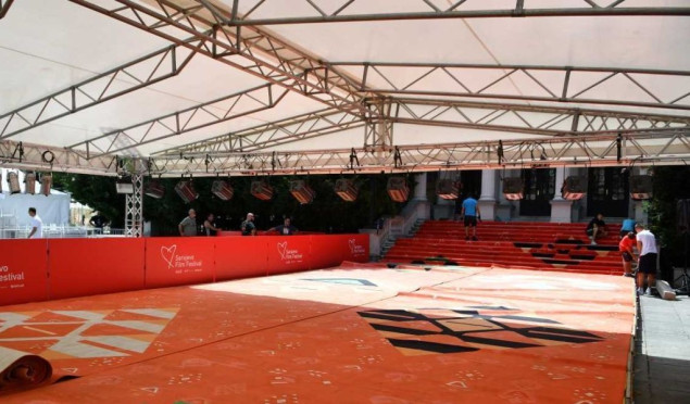 Crveni tepih postavljen ispred Narodnog pozorišta