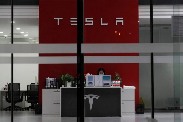 "Tesla" povlači više od 1,6 miliona vozila u Kini zbog problema sa automatskim upravljanjem i bravama