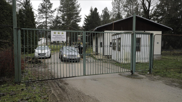 Pretres u Privremenom prihvatnom centru Blažuj