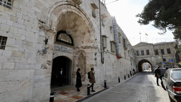 Izraelac snimljen kako skrnavi Katedralu Svetog Jakova u Jerusalemu