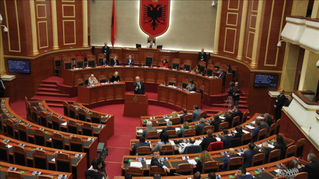 Haos u albanskom parlamentu: Opozicija blokirala govornicu, sjednica više puta prekidana