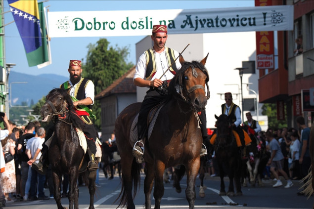 514. dani Ajvatovice: Građani aplauzom ispratili defile konjanika i orkestar "Mehter" kroz Donji Vakuf