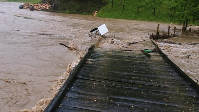 Nevrijeme u Hrvatskoj: Izlila se pritoka Kupe, poplavljene kuće i ceste
