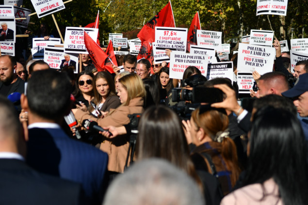 Protest u Tirani protiv zakona o rodnoj ravnopravnosti: "Protiv tradicije, porodice i djece"