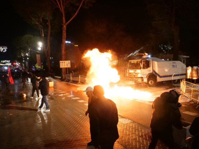 Sukobi na protestu u Tirani: Molotovljevi kokteli i suzavac ispred Vlade Albanije