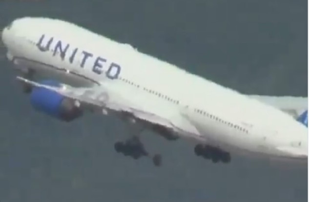 Boeing-777 prinudno sletio nakon što mu je u letu otpala guma