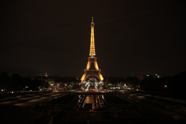 Pariz odao poštu papi Franji gašenjem rasvjete na Ajfelovom tornju