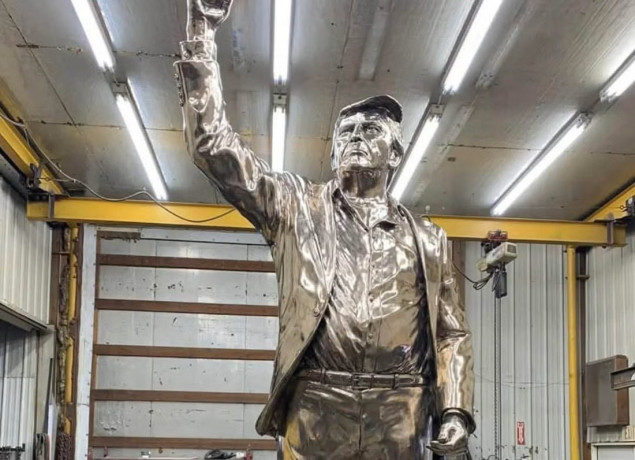 Nevjerovatna gesta ili spektakl? Zlatna 7-metarska statua Trumpa za G20