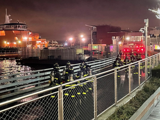 Požar na trajektu u New York, evakuisano 900 putnika i posada