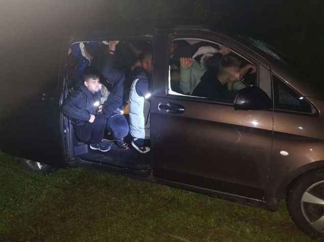 Državljanin BiH u Mercedesu krijumčario 22 stranih državljana