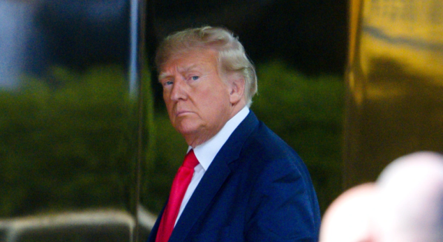 Trumpov pomoćnik optužen za ometanje pravde u slučaju povjerljivih dokumenata pojavit će se pred sudom