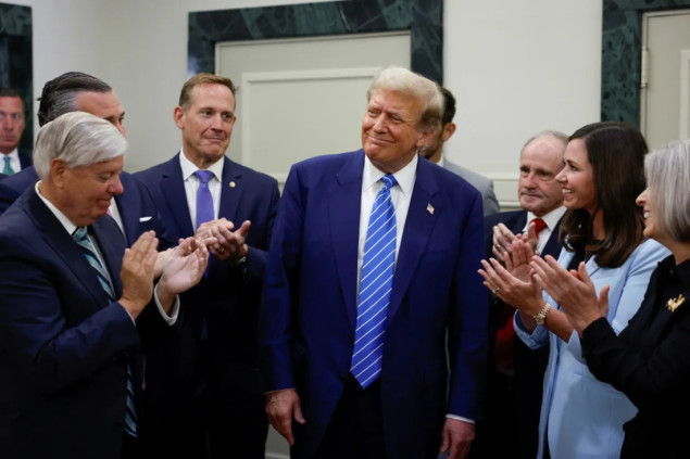 Trump na Capitolu prvi put od upada u Kongres 2021, republikanci požurili da mu čestitaju rođendan