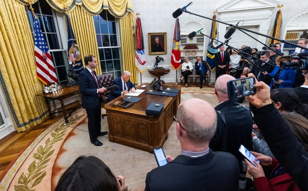 Trump potpisao brojne izvršne naredbe prvog dana na funkciji