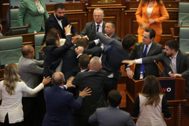 U Skupštini Kosova napadnut premijer Kurti, tuča poslanika