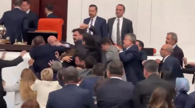 Tuča u turskom parlamentu