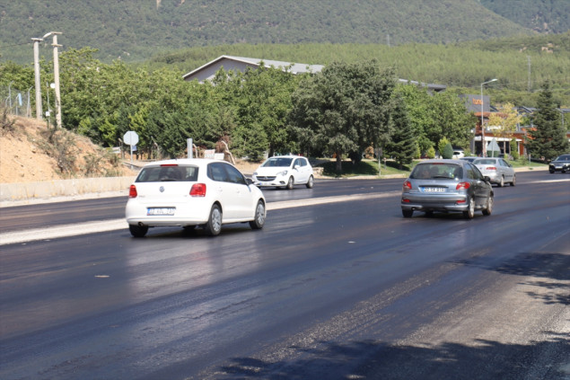 Zbog visokih temperatura u turskom Denizliju se topi asfalt