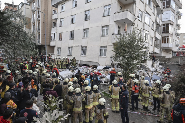U urušavanju zgrade u Istanbulu najmanje sedam osoba ostalo zarobljeno