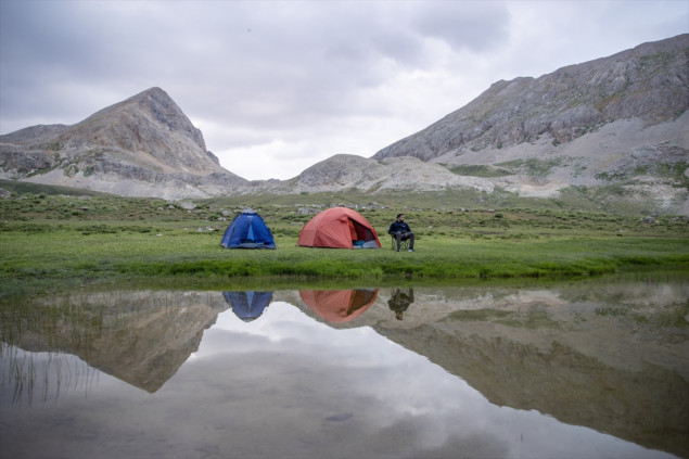 Kampovanje u netaknutoj prirodi planina Tuncelija