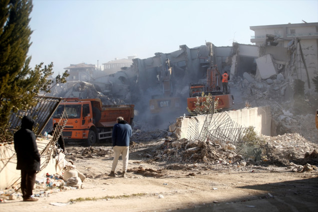 Brat i prijatelji fudbalera Christiana Atsua čekaju pored ruševina: Živ je, ne gubimo nadu