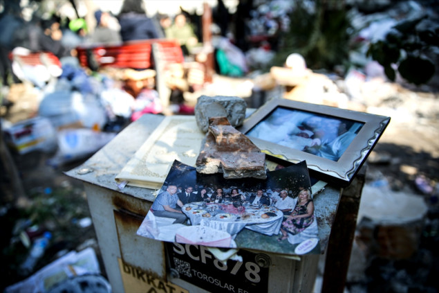 Ispod ruševina fotografije i uspomene na sretna vremena