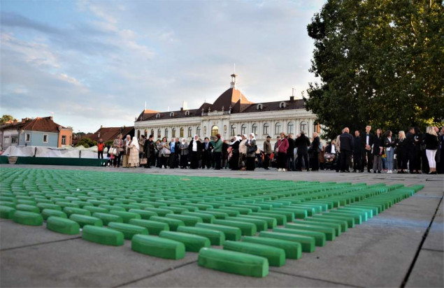 Performans "Cvijet istine i nade" održan na Trgu slobode u Tuzli