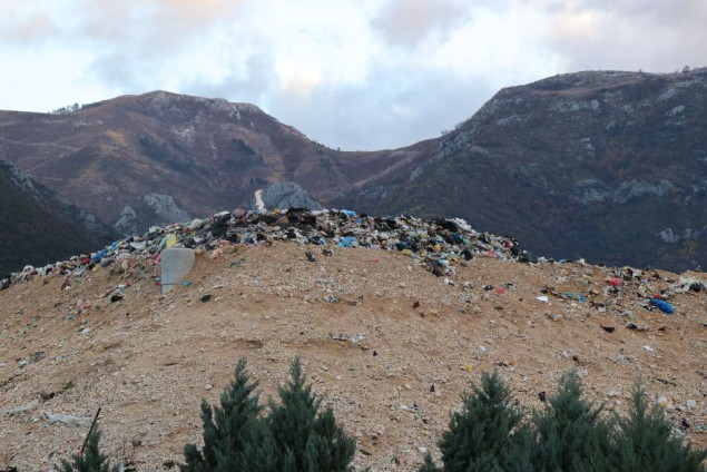 Požar na deponiji Uborak aktivan, ali pod kontrolom