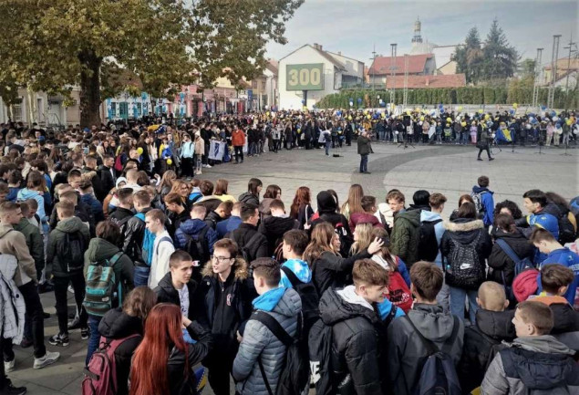 Učenici na Trgu slobode u Tuzli obilježili Dan državnosti BiH