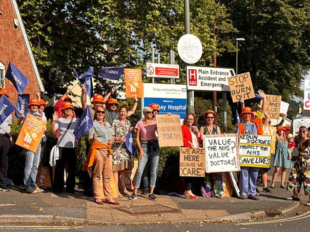 Doktori u Britaniji štrajkuju zbog najnovijeg spora o plaćama, osakaćene zdravstvene usluge