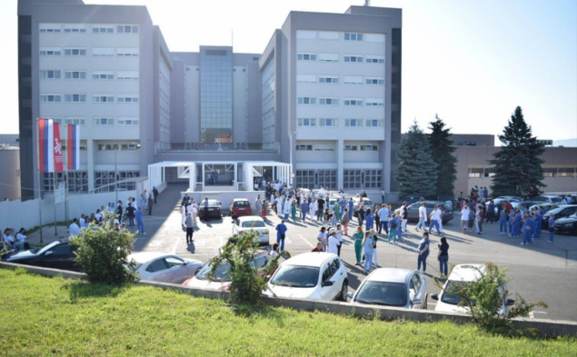 Dojava o bombi u UKC RS-a u Banjaluci, evakuacija u toku