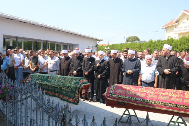 U Gradačcu klanjana dženaza ocu i sinu koje je ubio Sulejmanović