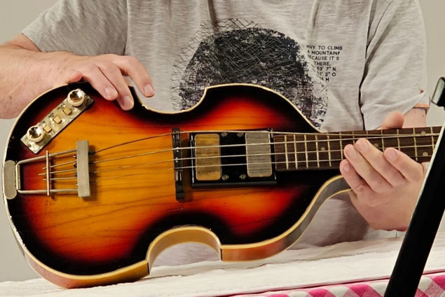 Čuvena bas gitara Pola Mekartnija, ukradena 1972, konačno vraćena vlasniku