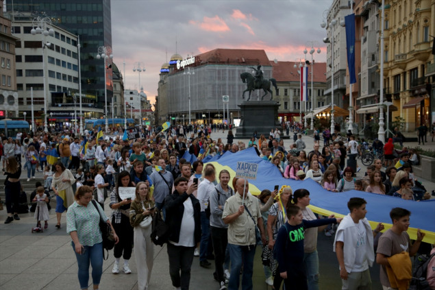 Hrvatska: Gotovo tisuću Ukrajinaca tokom mimohoda razvilo 30-metarsku državnu zastavu Ukrajine