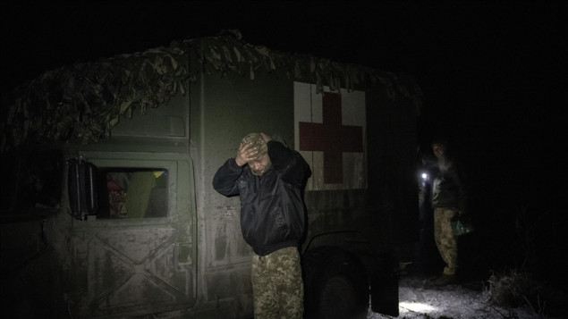 Medicinski timovi evakuišu ranjene ukrajinske vojnike tokom intenzivnih sukoba