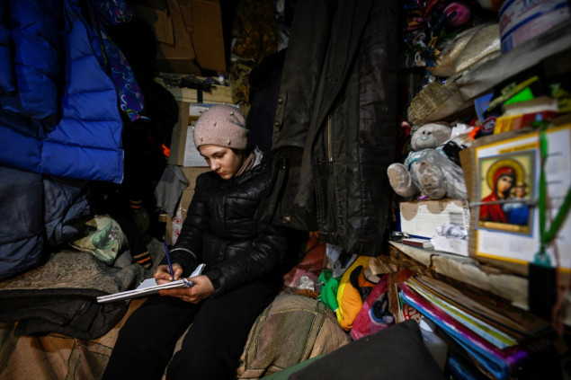 Ukrajina: Jedanaestogodišnja djevojčica nastavlja školovanje u skloništu od četiri kvadratna metra