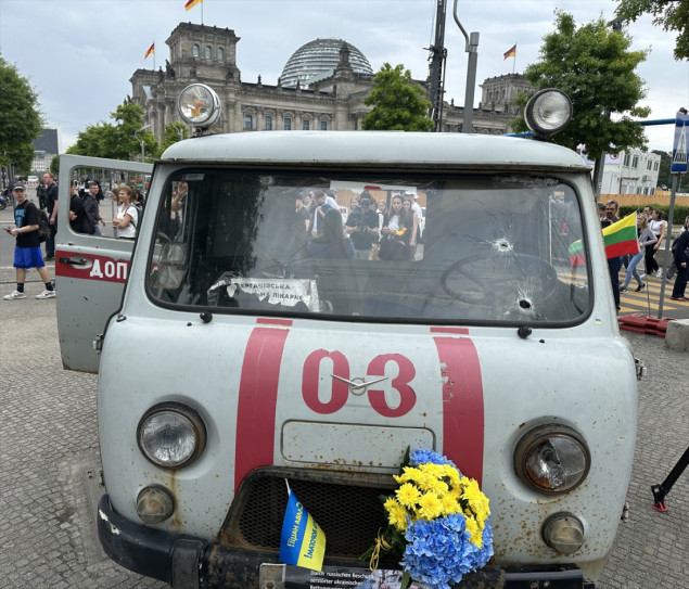 Ispred Bundestaga izloženo vozilo hitne pomoći oštećeno u ratu u Ukrajini