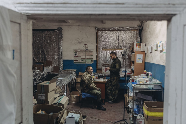 Ranjeni ukrajinski vojnici liječe se na prvoj liniji