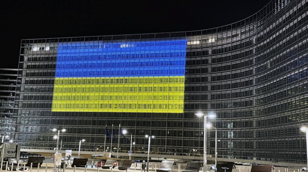 Zgrade evropskih institucija u bojama zastave Ukrajine