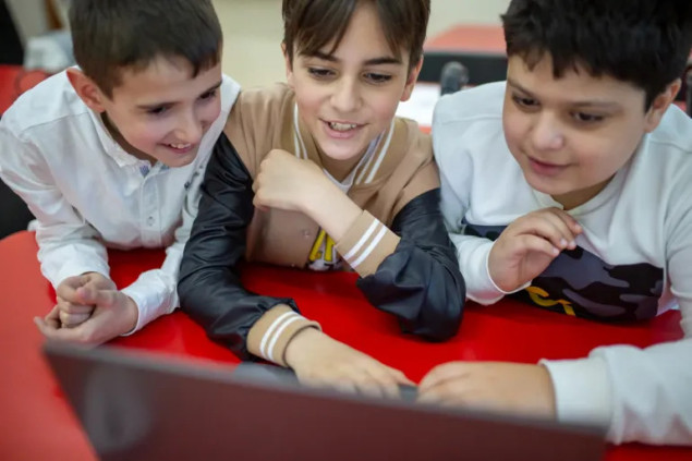 UNICEF upozorava: 97 posto mladih svakodnevno koristi internet, 78 posto provjerava uređaje barem jednom na sat