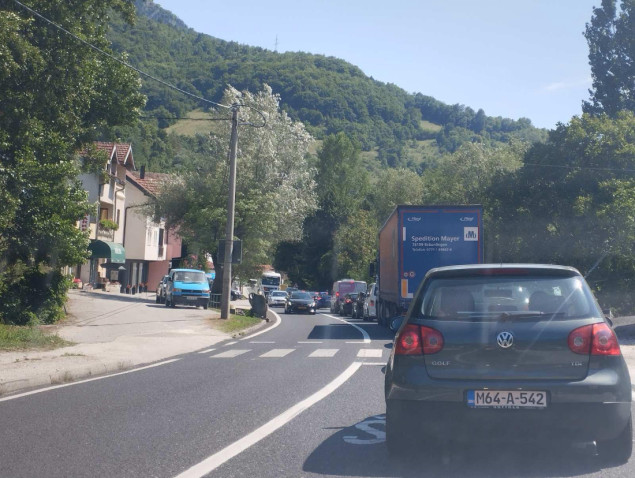 Duge kolone vozila na dionici Bradina–Konjic, usporen saobraćaj prema Jablanici