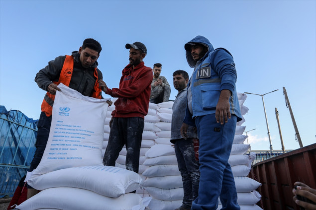 Pripadnici UNRWA dijelili brašno raseljenim palestinskim porodicama u Rafahu