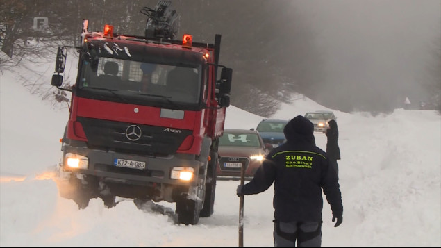 Snijeg pravi ogromne probleme u Cazinu