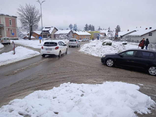 Snijeg i dalje pada u USK-u, produžen i zimski školski raspust