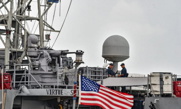 Američka mornarica ispalila raketu upozorenja prema iranskom vojnom gliseru