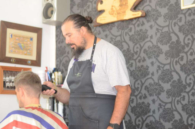 Srebreničanin Ahmed Ustić, frizer, motorista i humanista koji živi za svoj rodni grad