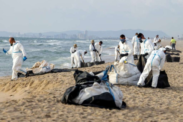 Valencia zatvorila tri plaže zbog naftne mrlje