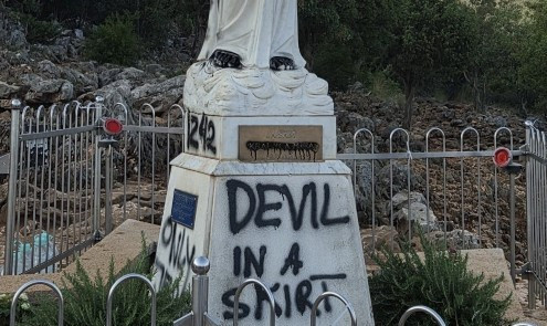Vandalski napad u Međugorju: Oskrnavljeni Gospini kipovi, zapaljen vanjski oltar, policija traga za počiniocem
