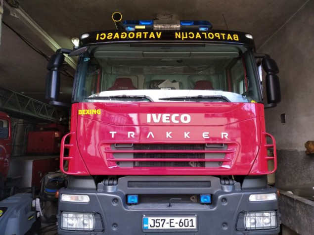 Tri automobila oštećena u požaru u Brčkom