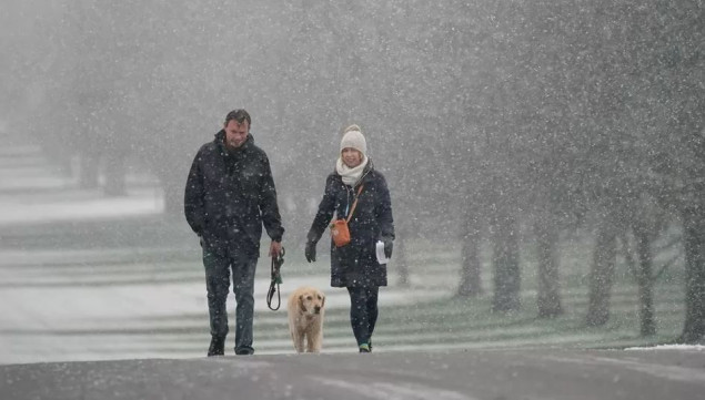 Velika Britanija: Otkazani letovi i zatvorene škole zbog naglog zahlađenja