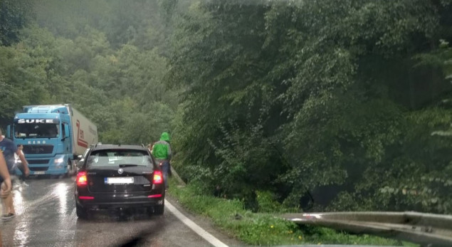 U saobraćajnoj nesreći kod Kladnja jedna osoba smrtno stradala